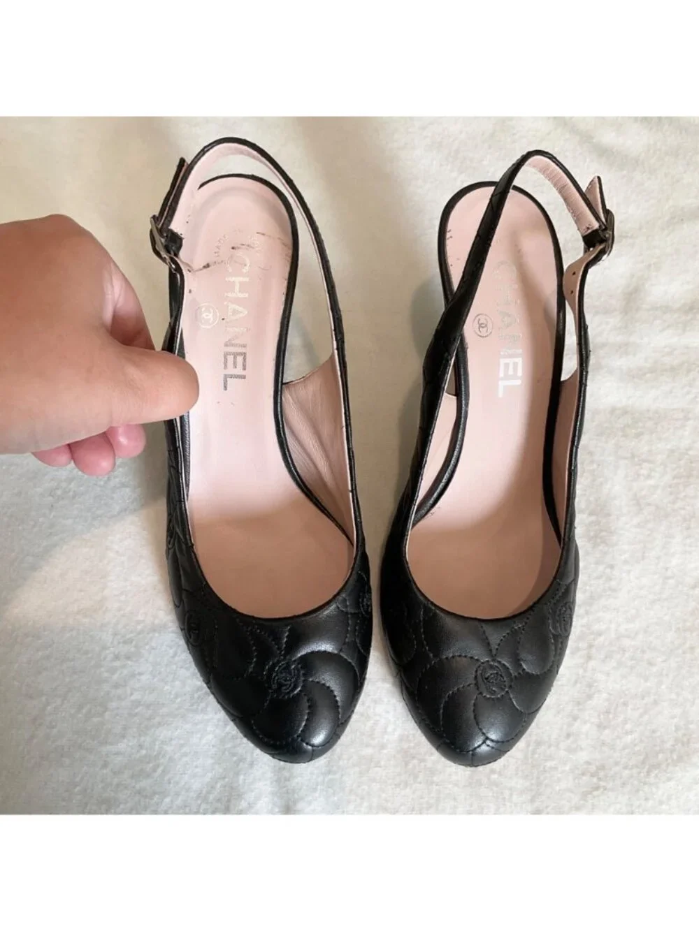 Chanel black Camellia logo cc quilted leather pump heels sz37 US6.5 narrow